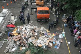 Работы по расчистке завалов разрушенного дома