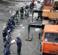 Работы по расчистке завалов разрушенного дома