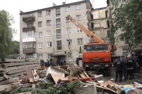 Работы по расчистке завалов разрушенного дома