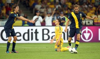 Yevhen Konoplyanka, Olof Mellberg and Mikael Lustig