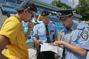 Ukrainian militiaman and the Swedish policeman
