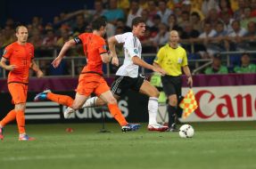 Mark van Bommel and Mario Gomez