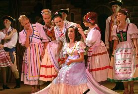 Сцена із спектаклю "Циганський Барон"