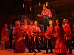 Сцена із спектаклю "Циганський Барон"