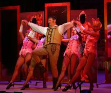 Сцена із спектаклю "Циганський Барон"