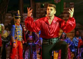 Сцена із спектаклю "Циганський Барон"