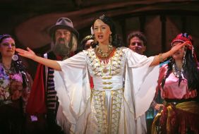 Сцена із спектаклю "Циганський Барон"