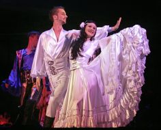 Сцена із спектаклю "Циганський Барон"