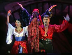 Сцена із спектаклю "Циганський Барон"