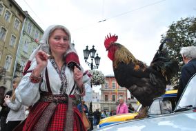 Болельщица сборной Украины с петухом