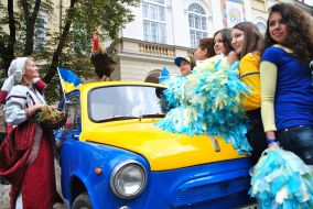 Болельщица сборной Украины с петухом