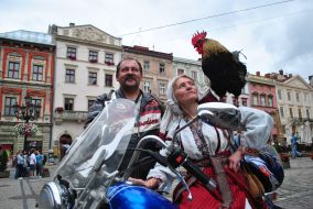 Болельщица сборной Украины с петухом