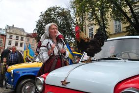 Болельщица сборной Украины с петухом