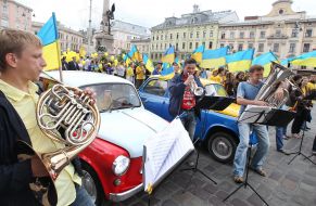 Участники парада в поддержку сборной Украины 