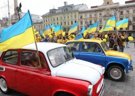 Участники парада в поддержку сборной Украины