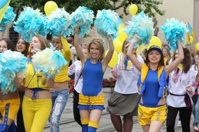 Участники парада в поддержку сборной Украины