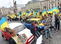 Участники парада в поддержку сборной Украины