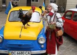 Болельщица сборной Украины с петухом