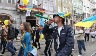 Участники парада в поддержку сборной Украины