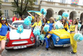 Участники парада в поддержку сборной Украины