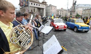 Участники парада в поддержку сборной Украины