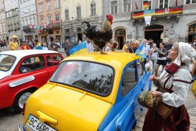 Болельщица сборной Украины с петухом