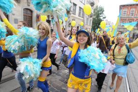 Участники парада в поддержку сборной Украины