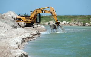 Work on clearing canal of the sand