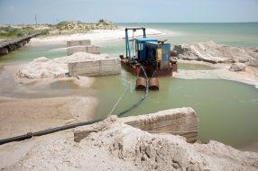 Work on clearing canal of the sand