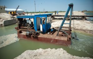 Work on clearing canal of the sand