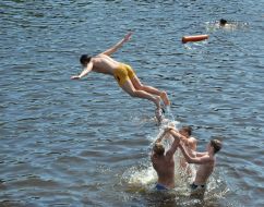 The man jumps in water