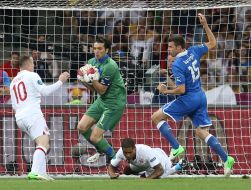 Джанлуиджи Буффон ловит мяч