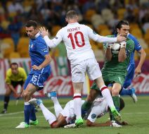 Джанлуиджи Буффон ловит мяч