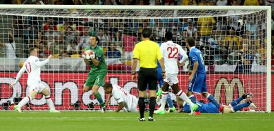 Джанлуїджі Буффон ловить м'яч