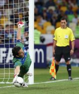 Джанлуїджі Буффон ловить м'яч