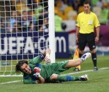 Джанлуїджі Буффон пропускає м'яч