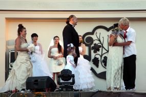 Fiance and fiancee is kissing