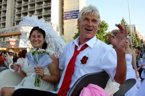 Fiance and fiancee is kissing