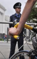 Сотрудник милиции стоит возле велосипедистов