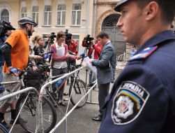 Сотрудник милиции стоит возле велосипедистов