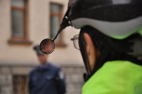 Сотрудник милиции стоит возле велосипедиста