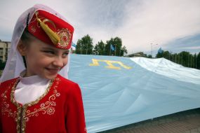 Девочка возле флага