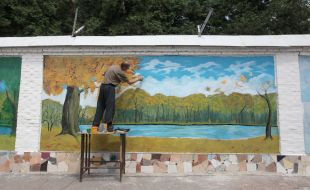 The painter paints the walls