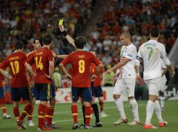 Арбитр показывает желтую карточку