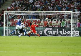 Mario Balotelli kick the ball into the goal