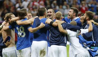 The players of the team of Italy are glad to victory