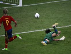 Фернандо Торрес забивает гол