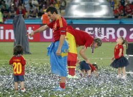 Fernando Torres and Santiago Cazorla  with children