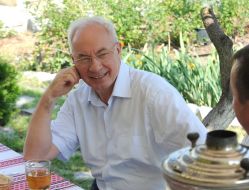 Микола Азаров