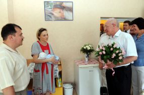 Микола Азаров у перинатальному центрі